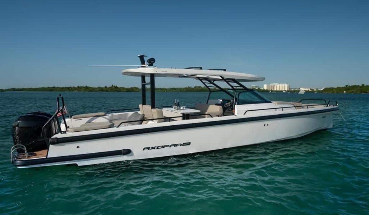 38' Axopar on the water